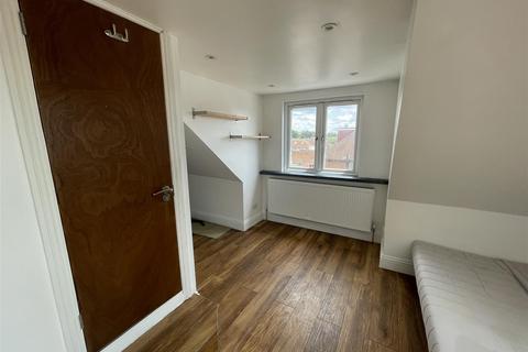 Studio to rent, Kingsley Road, Hounslow TW3