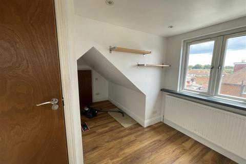 Studio to rent, Kingsley Road, Hounslow TW3