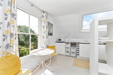 Studio to rent, Kew Gardens Road, Kew, Richmond, Surrey TW9