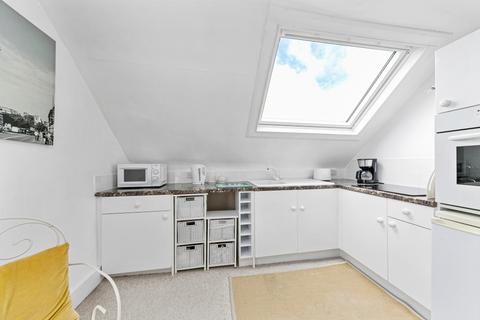 Studio to rent, Kew Gardens Road, Kew, Richmond, Surrey TW9