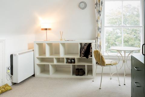 Studio to rent, Kew Gardens Road, Kew, Richmond, Surrey TW9