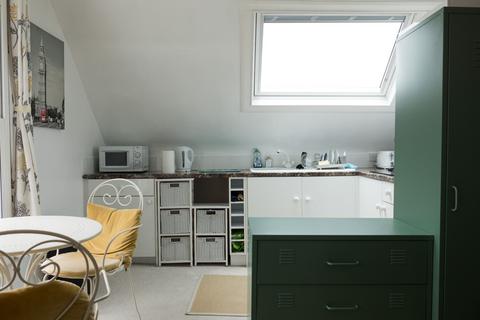 Studio to rent, Kew Gardens Road, Kew, Richmond, Surrey TW9