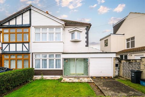 3 bedroom end of terrace house to rent, Danehurst Gardens, Redbridge