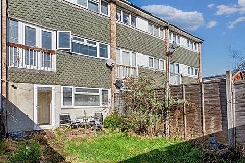 1 bedroom in a house share to rent, Hindhead Gardens, Northolt UB5