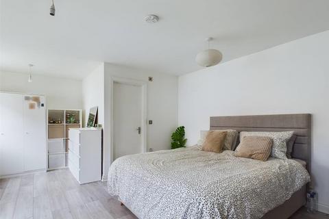 3 bedroom flat for sale, Cumbrian Gardens, London, London