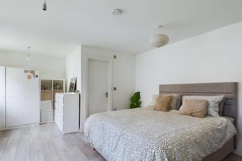 3 bedroom flat for sale, Cumbrian Gardens, London, London