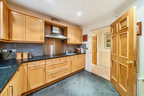 2 bedroom flat for sale, Hamilton Place, Old Woking Road, West Byfleet, KT14