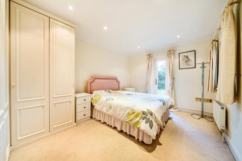 2 bedroom flat for sale, Hamilton Place, Old Woking Road, West Byfleet, KT14