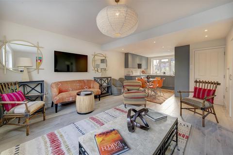 3 bedroom maisonette for sale, Ann Lane, London