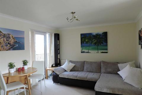 2 bedroom flat to rent, Oatlands Drive, Weybridge KT13