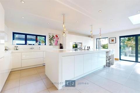 4 bedroom detached house for sale, Traps Hill, Loughton IG10