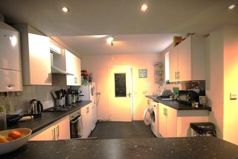 6 bedroom terraced house to rent, *£95pppw excl bills* 6 Bed House NG7 2FF