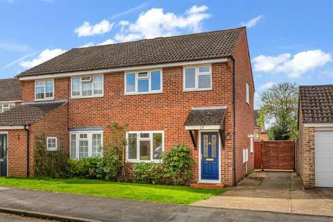 12 Tudor Walk, Leatherhead, KT22 7HX