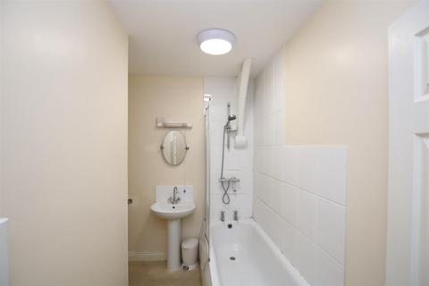 2 bedroom flat to rent, Park Place, Horsham