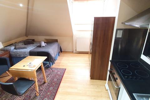 Studio to rent, Brondesbury Park, London NW6