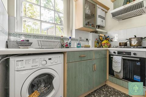 2 bedroom flat for sale, Pennington Drive, N21