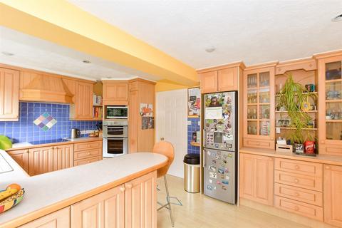 2 Bodiam Close, Southwater, Horsham, RH13 9XW