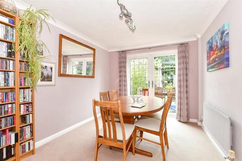 2 Bodiam Close, Southwater, Horsham, RH13 9XW