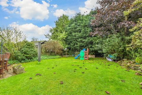2 Bodiam Close, Southwater, Horsham, RH13 9XW