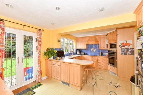 2 Bodiam Close, Southwater, Horsham, RH13 9XW