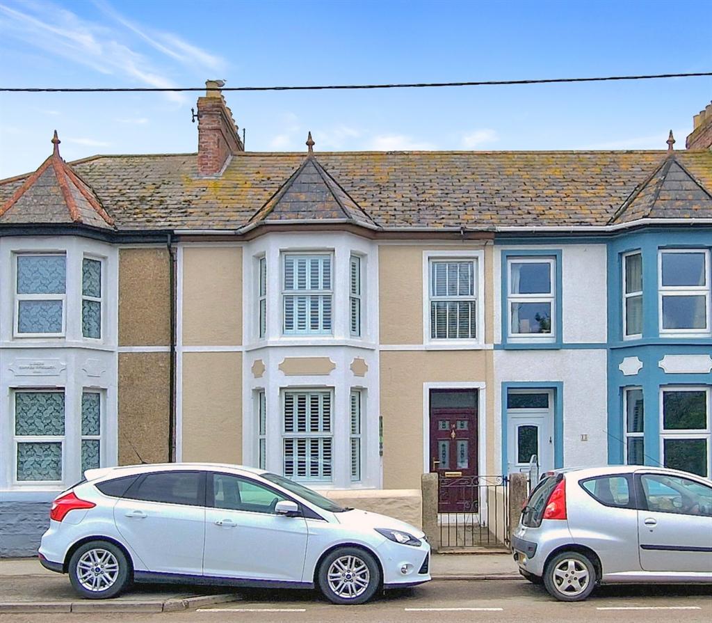 3 Bedroom Mid Terrace House For Sale