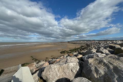 2 bedroom detached bungalow for sale, 27 Hilton Drive, Rhyl, Denbighshire LL18 3BE