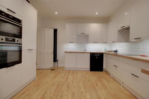 4 bedroom end of terrace house for sale, St. Michaels Square, Gloucester