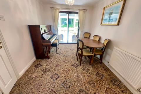 8 Arran Close, Torquay, TQ2 7BU