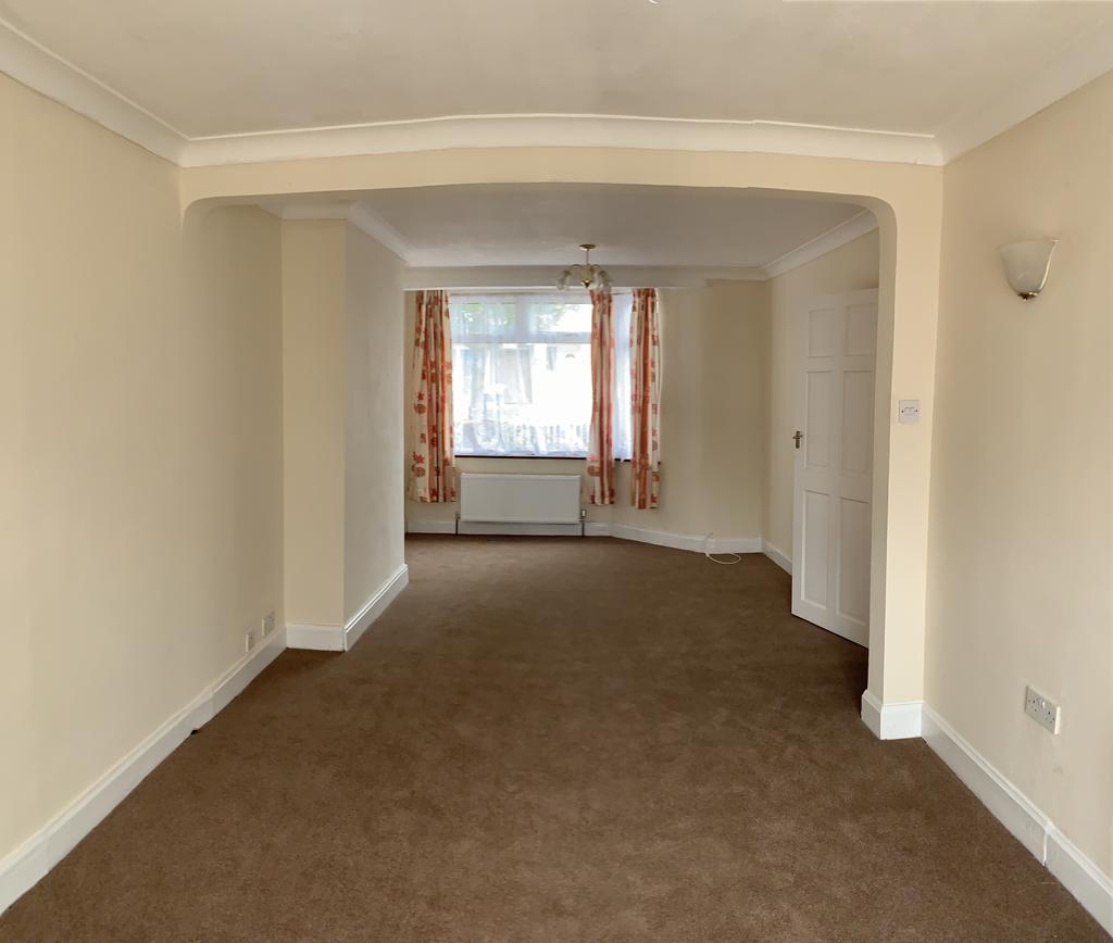 Newly refurbished  Three Bedroom Terraced House i