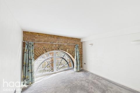 2 bedroom apartment for sale, North Block The Railstore, Gidea Park, RM2