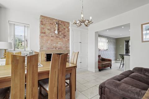 13 Thrapston Road, Finedon, Wellingborough, NN9 5DG