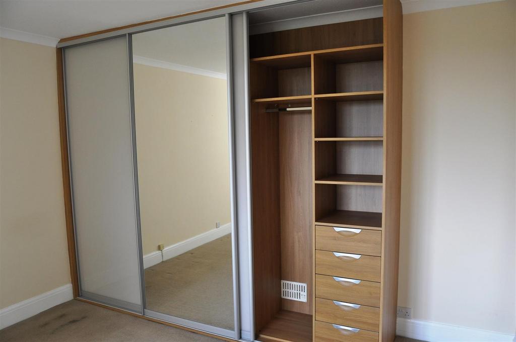 Wardrobe Bedroom 1.JPG
