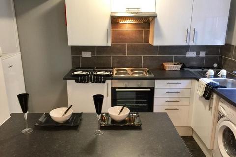 2 bedroom terraced house to rent, Station Parade, Leeds LS5