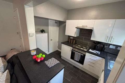 2 bedroom terraced house to rent, Station Parade, Leeds LS5