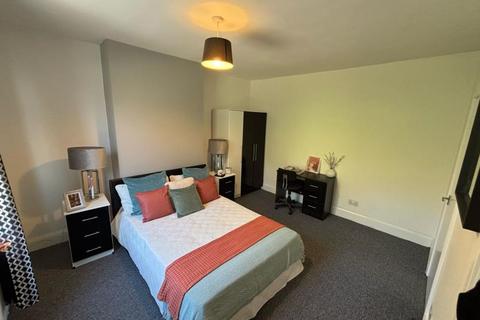 2 bedroom terraced house to rent, Station Parade, Leeds LS5