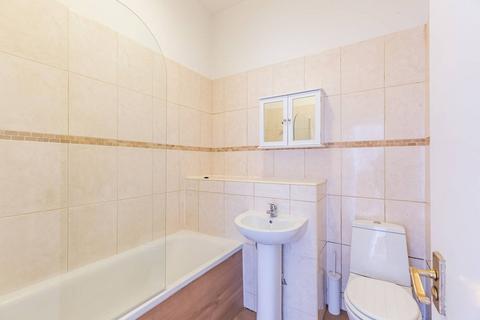 2 bedroom flat to rent, Evering Road, Clapton, London, E5