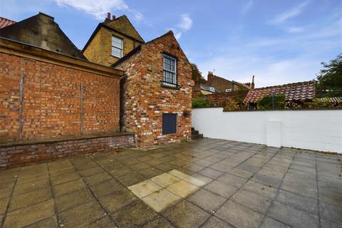 2 bedroom flat to rent, 66A Castlegate, Malton, North Yorkshire YO17 7DZ