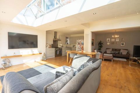 122 Bradbury Road, Solihull, B92 8AL