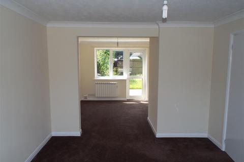 3 bedroom semi-detached house to rent, Stroma Gardens, Hailsham