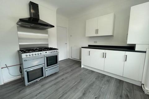 2 bedroom flat to rent, New Chester Road, Wirral CH42