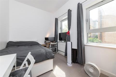 3 bedroom terraced house to rent, Storehouse Mews, London