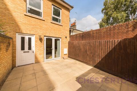 3 bedroom terraced house to rent, Storehouse Mews, London
