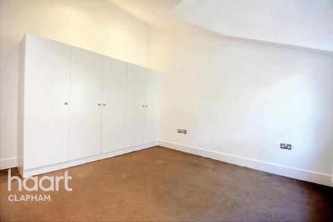 3 bedroom semi-detached house to rent, Holm Oak Mews, London SW4