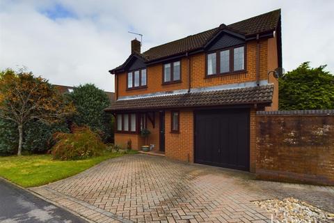 4 bedroom detached house for sale, Balmoral Way, Basingstoke RG22