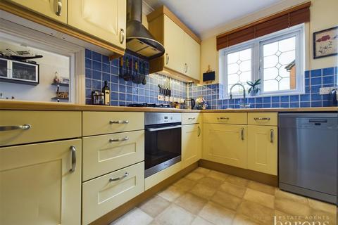 12 Balmoral Way, Basingstoke, RG22 4YB