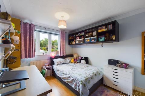 12 Balmoral Way, Basingstoke, RG22 4YB