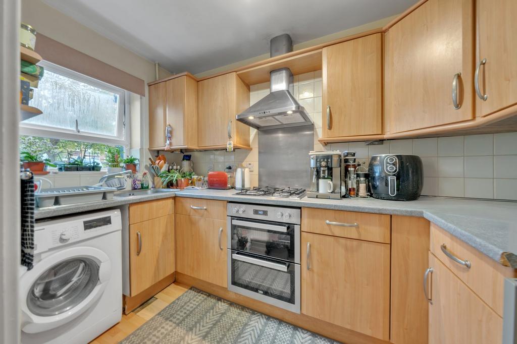 Brambling Close, Bushey, WD23 2 bed terraced house for sale £400,000