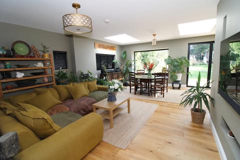 19 Broadoaks Way, Bromley, BR2 0UA