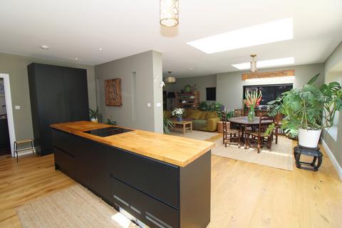 19 Broadoaks Way, Bromley, BR2 0UA