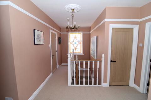 19 Broadoaks Way, Bromley, BR2 0UA